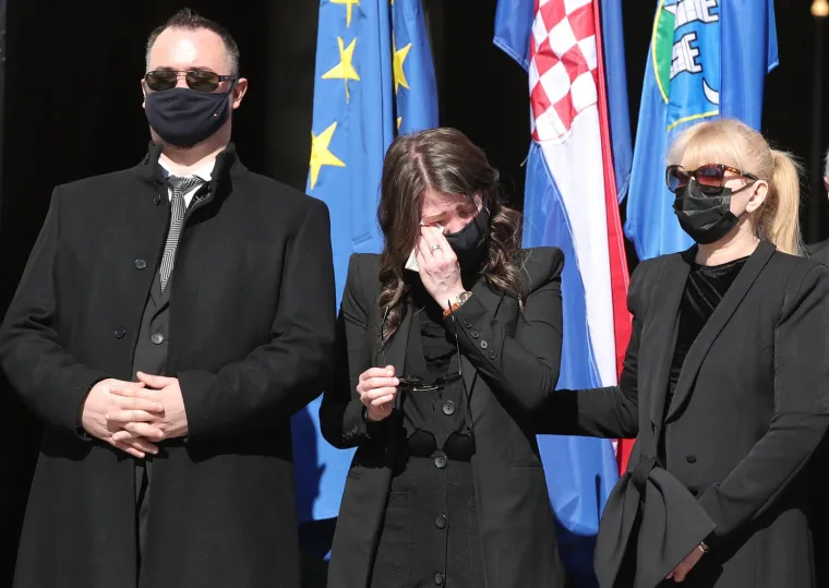 &quot;Kad me netko pita kako se prezivam, ne moram dva puta ponavljati. Moje prezime klasična je priča, svi misle da mi je život zbog njega bajka. Ne mislim reći da mi nešto nedostaje, ali zbog sebe želim svima dokazati da se znam brinuti za sebe i da ne moram živjeti pod staklenim zvonom&quot;, rekla je za Večernji list Bandićeva jedinica Anamarija.