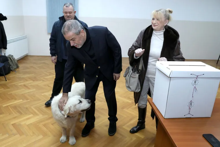 Vesna i Milan ostali su zajedno sve do njegove smrti 28. veljače 2021. Inače, Vesna se tako prošle godine našla u centru pozornosti, naime, požalila se da joj Milan jako nedostaje i da se teško financijski snalazi. &quot;Nedostaje mi muž. Milan je bio moja stijena. Ako sam nešto trebala, ako je bila nekakva frka ili nešto što je trebalo brzo riješiti, samo bih ga nazvala i sve bi bilo gotovo u minuti&quot;, rekla je za Jutarnji list i dodala da sad nema koga zvati. Požalila se i da ima financijskih problema, budući da joj je Milan ostavio mirovinu od 6.800 kuna, a režije u velikom stanu u Bužanovoj su, navodi, zimi i po 6.000 kuna. 