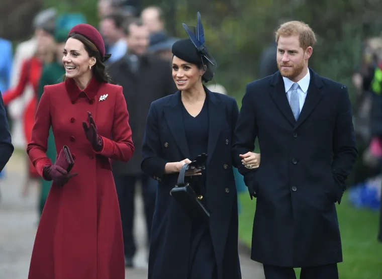 Meghan je navodno bila odu&scaron;evljena kada je dobila ključeve Nottingham Cottagea, u dvori&scaron;tu Kensingtonske palače, jer je mislila da će živjeti u dvorcu Windsor. "Mislim da u cijeloj povijesti nije postojala veća razlika između onoga &scaron;to je netko očekivao kada je postao član kraljevske obitelji i onoga &scaron;to je otkrio kada je postao član kraljevske obitelji. Meghan je bila silno razočarana", dodaje se u knjizi.