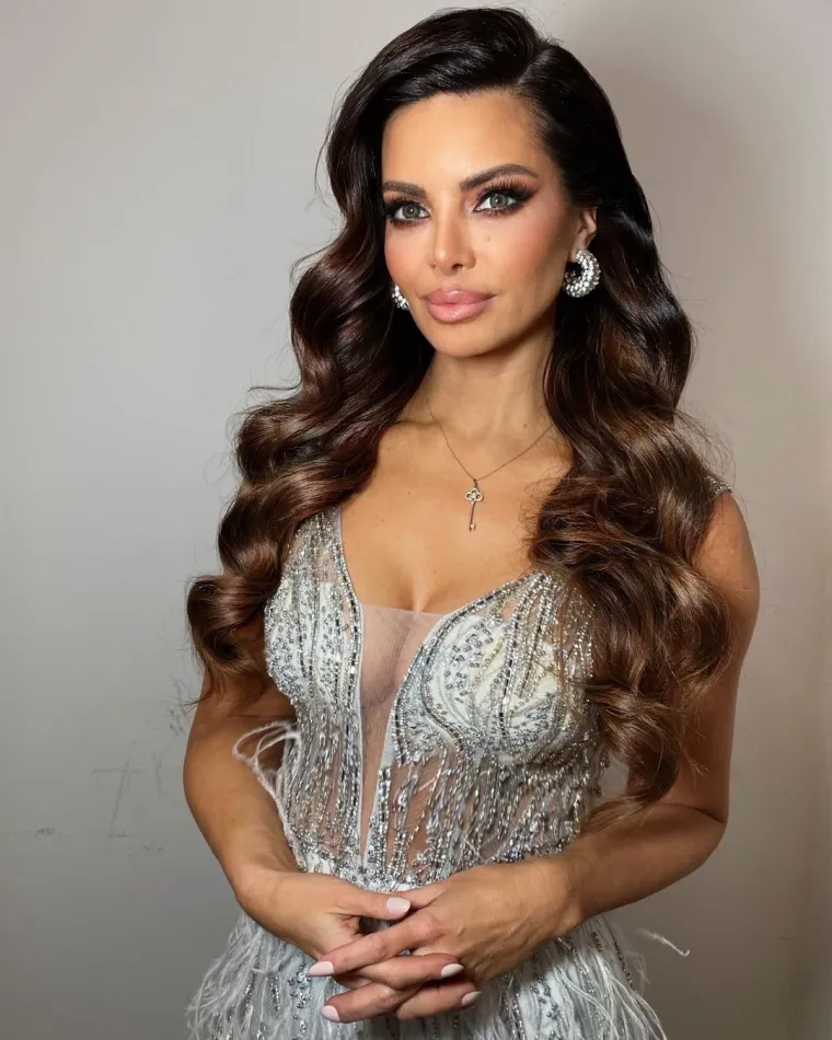 Tijekom svog školovanja Nikolina je pokušala pokrenuti vlastiti posao te je tako s prijateljem otvorila modnu agenciju gdje su polaznice učili kako se ponašati na sceni, no to nije dugo potrajalo. Međutim, Nikolina je nastavila s modelinogm te je postala uspješna i poznata manekenka i voditeljica, koja je jednom prilikom otkrila i tajnu svoje vitke linije...