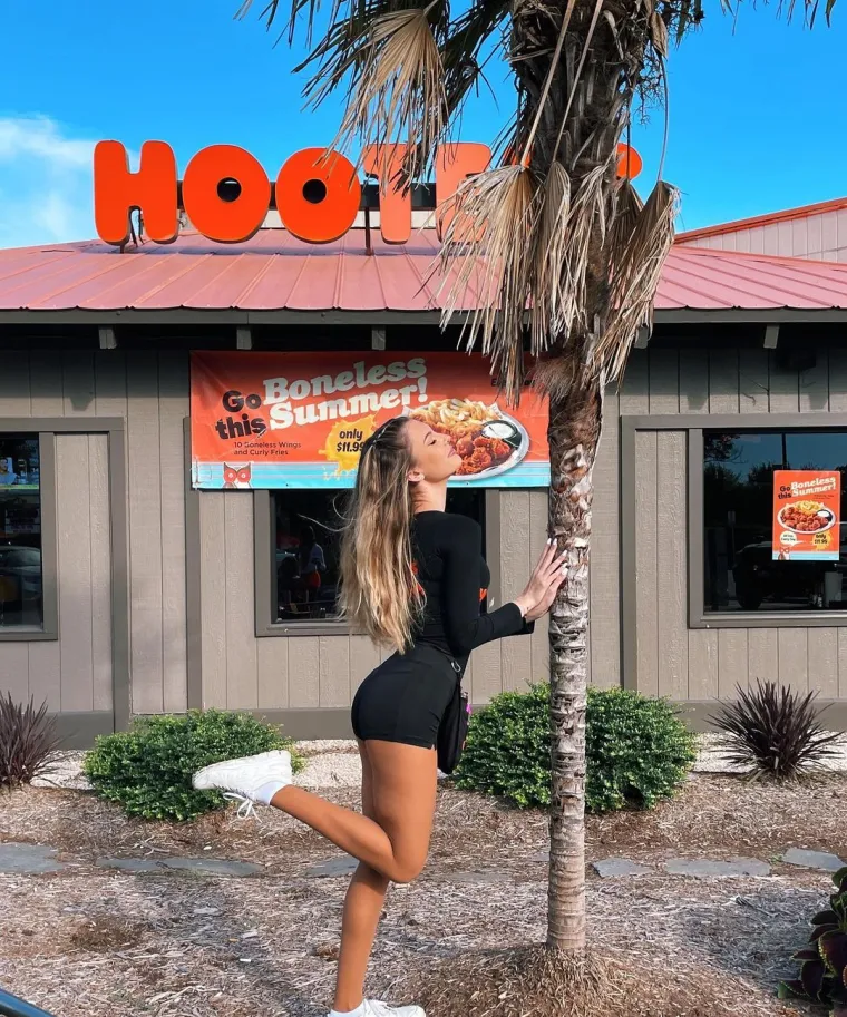 &quot;Stariji koji dolaze u Hooters i vide mene, &apos;dasku&apos; veličine 30A od 45 kilograma&quot; , napisala je uz video.