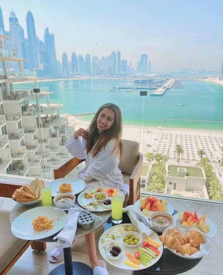 Mnogi su komentirali njezinu potro&scaron;nju: "Znate da biste mogli donirati pola toga i nahraniti tonu ljudi, zar ne? Osjećate li doista da će iz ovoga proizaći vi&scaron;e po&scaron;tovanja prema vama i da će vas ljudi obožavati zbog ovoga?"