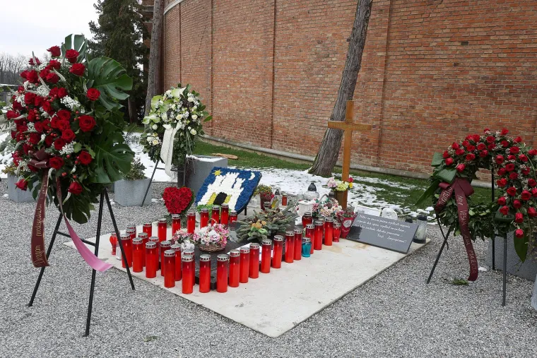 Druga je obljetnica smrti Milana Bandića, stranka mu položila vijence i svijeće na grob