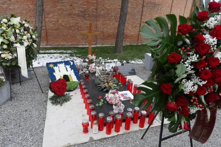 Druga je obljetnica smrti Milana Bandića, stranka mu položila vijence i svijeće na grob