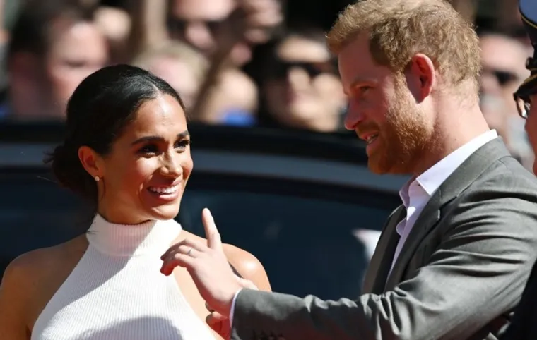 &quot;Meghan se želi voziti u velikim Cadillacima i privatnim zrakoplovima kad god joj se to prohtije. No, trenutno mora moliti za te stvari&quot;, rekao je Bower.