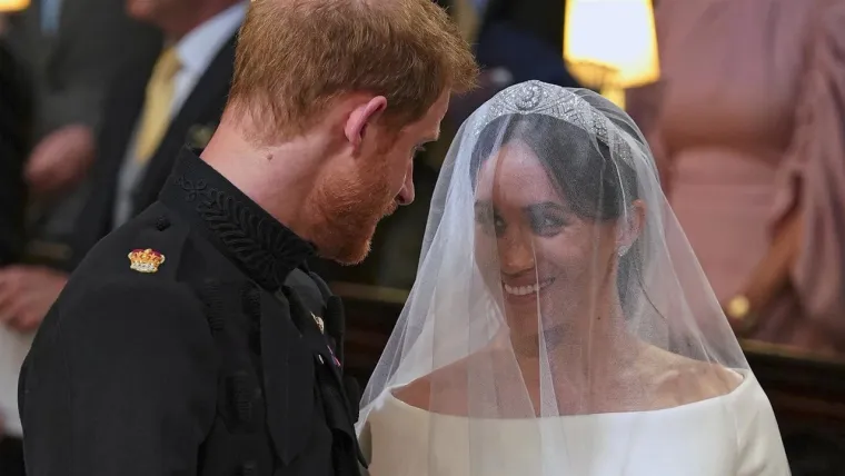 Također su bili financijski odsječeni od britanske krune čije je bogatstvo procijenjeno na 34 milijarde dolara nakon što su 2020. godine napustili svoje kraljevske dužnosti i preselili se u SAD.