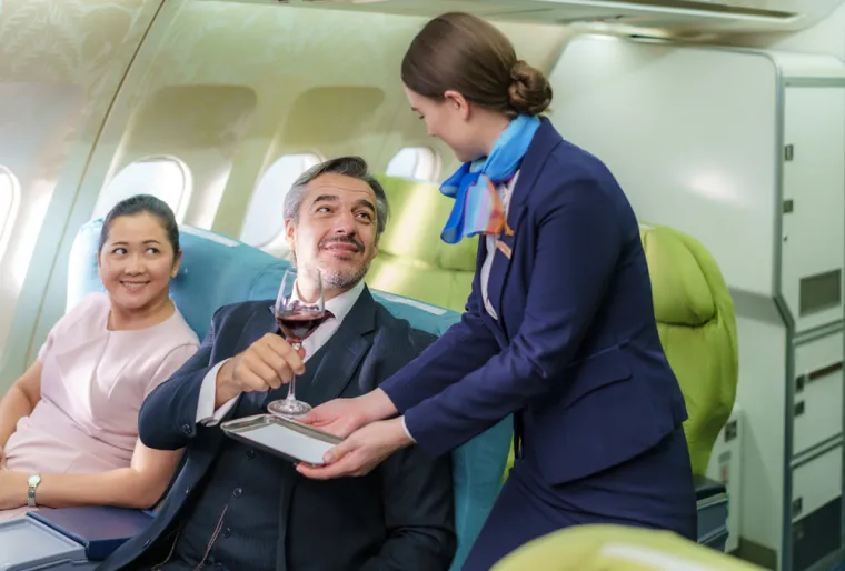 6. Alkohol: Ako osoba koja se ukrcava u avion izgleda kao da je pijana i nasilna ili iscrpljena i agresivna, važno je da stjuardesa primijeti znakove čim se putnik ukrca u avion kako bi mogla poduzeti mjere za izbjegavanje sukoba.