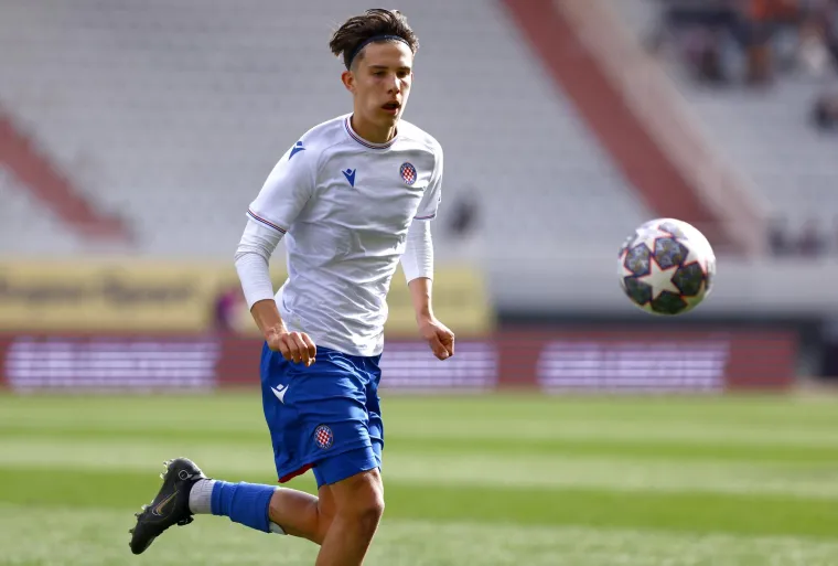 Kakav kaos; Ludilo na Poljudu na kraju utakmice: Svi su se zaletjeli na ogradu Sjevera, jer oni su svjetlo na kraju tunela