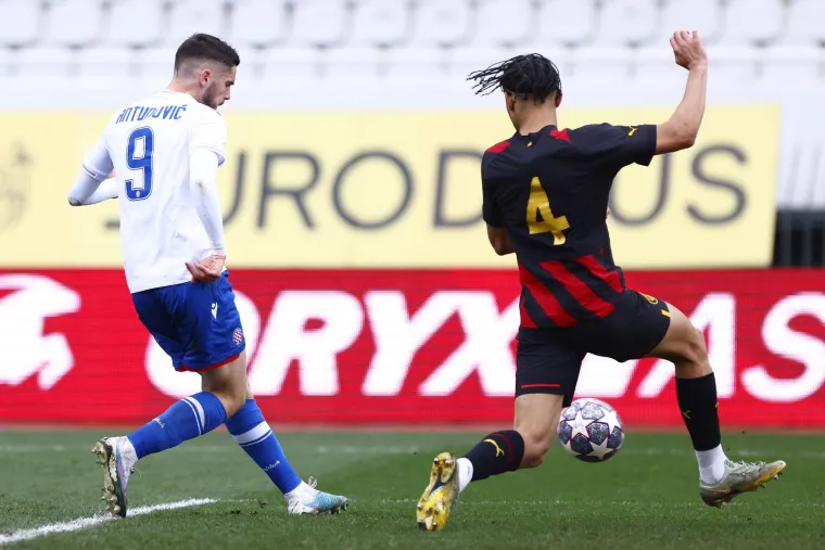 Kakav kaos; Ludilo na Poljudu na kraju utakmice: Svi su se zaletjeli na ogradu Sjevera, jer oni su svjetlo na kraju tunela