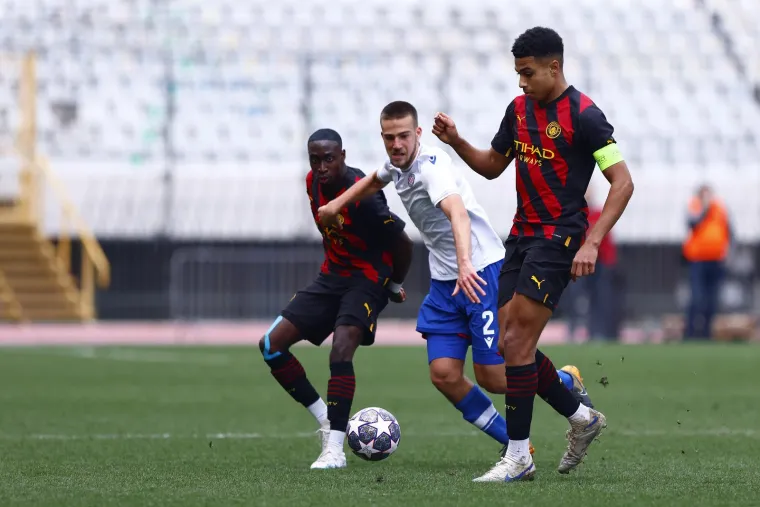 Kakav kaos; Ludilo na Poljudu na kraju utakmice: Svi su se zaletjeli na ogradu Sjevera, jer oni su svjetlo na kraju tunela