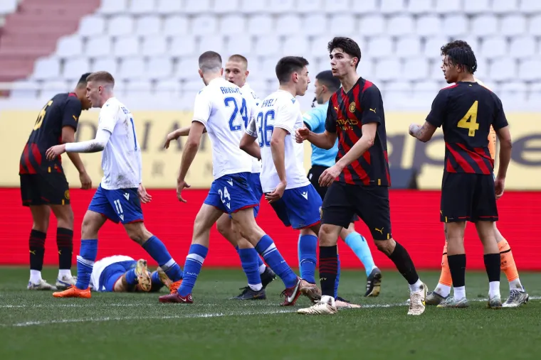 Kakav kaos; Ludilo na Poljudu na kraju utakmice: Svi su se zaletjeli na ogradu Sjevera, jer oni su svjetlo na kraju tunela