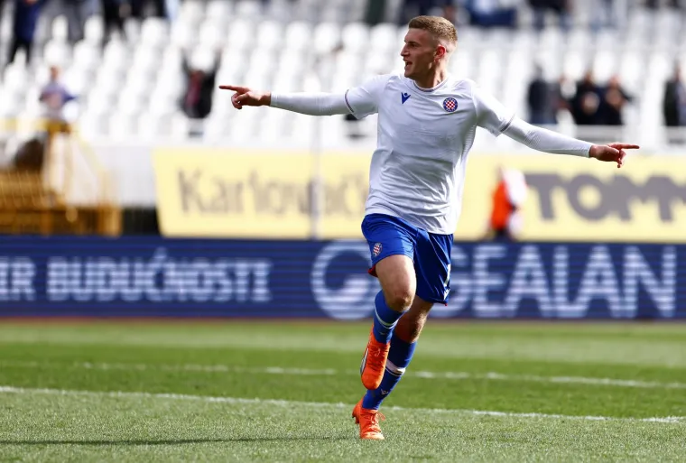 Kakav kaos; Ludilo na Poljudu na kraju utakmice: Svi su se zaletjeli na ogradu Sjevera, jer oni su svjetlo na kraju tunela