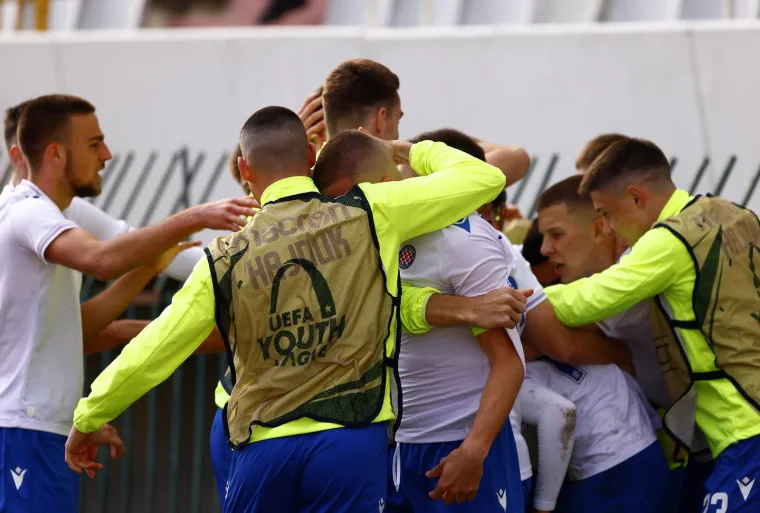 Kakav kaos; Ludilo na Poljudu na kraju utakmice: Svi su se zaletjeli na ogradu Sjevera, jer oni su svjetlo na kraju tunela