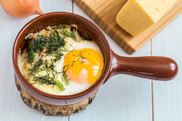 Sir i jaja: kopar, per&scaron;in, piment, mu&scaron;katni ora&scaron;čić, crni papar, origano, če&scaron;njak, majčina du&scaron;ica