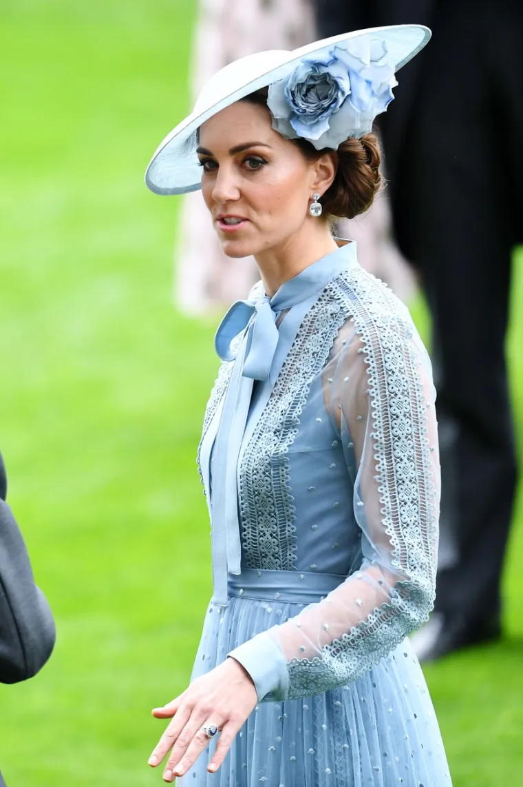 Nema &scaron;e&scaron;ira nakon 18 sati: Žene iz kraljevske obitelji moraju nositi &scaron;e&scaron;ire na svim formalnim događanjima. Nakon 18 sati ne moraju vi&scaron;e nositi &scaron;e&scaron;ire, već radije tijare i krune.