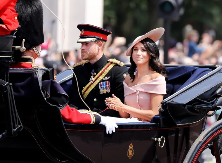 Harryja i Meghan nije bilo na ovogodišnjoj dodjeli Oscara - a možda je to bilo zato da bi izbjegli loše medije. Vojvoda i vojvotkinja od Sussexa uspjeli su izbjeći kritike odbivši Oscare jer &quot;nije imalo smisla&quot; da budu tamo, prema PR stručnjaku. Carla Speight, savjetnica za odnose s javnošću, rekla je: &quot;Njihov dokumentarac nije nominiran. Meghan trenutačno ne glumi, a mislim da ni Harry to ne planira, iako su im se nedavno dogodile čudnije stvari. Ako bi se pojavili na dodjeli Oscara, to bi pokrenulo mnoga pitanja zašto i na kraju to ne bi bilo dobro za njih jer nema smisla.&quot;