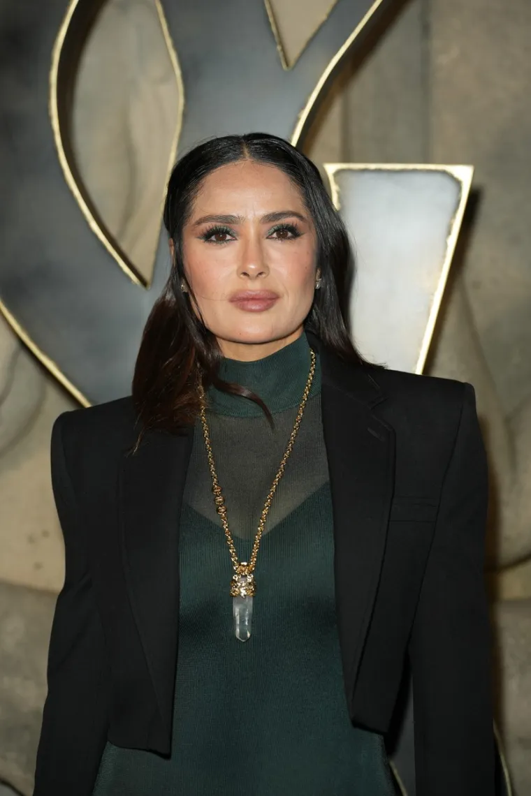 Modnu reviju YSL-a nije propustila ni Carla Bruni koja je očarala svijet svojim duuugim nogama; Salma Hayek opet 'pomela' dekolteom