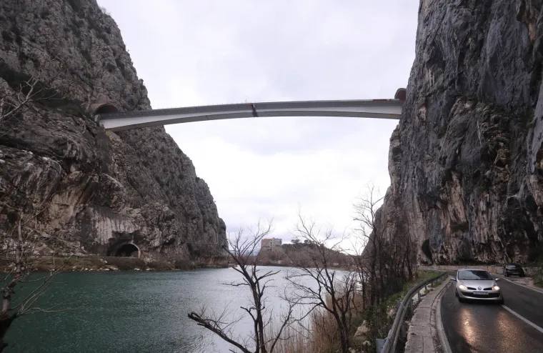 Sjećate li se mosta kod Omiša kojem su se svi rugali? Još malo pa je spojen...