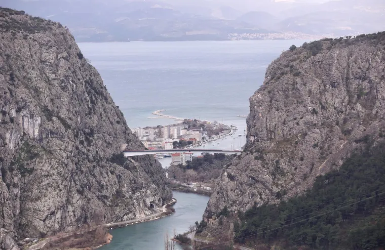 Sjećate li se mosta kod Omiša kojem su se svi rugali? Još malo pa je spojen...