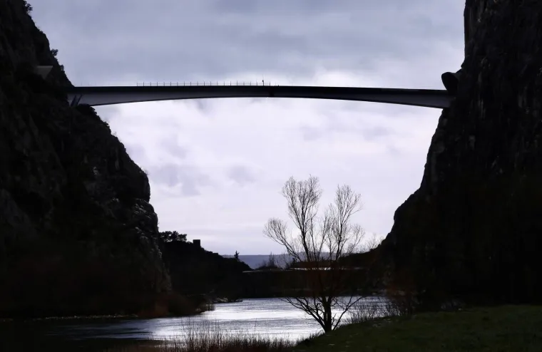 Sjećate li se mosta kod Omiša kojem su se svi rugali? Još malo pa je spojen...