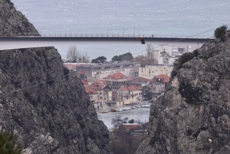 Sjećate li se mosta kod Omiša kojem su se svi rugali? Još malo pa je spojen...