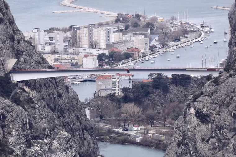 Sjećate li se mosta kod Omiša kojem su se svi rugali? Još malo pa je spojen...