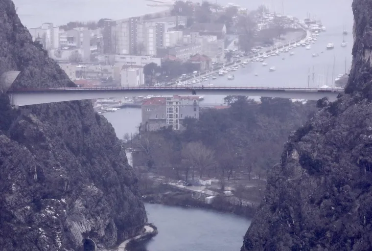 Sjećate li se mosta kod Omiša kojem su se svi rugali? Još malo pa je spojen...
