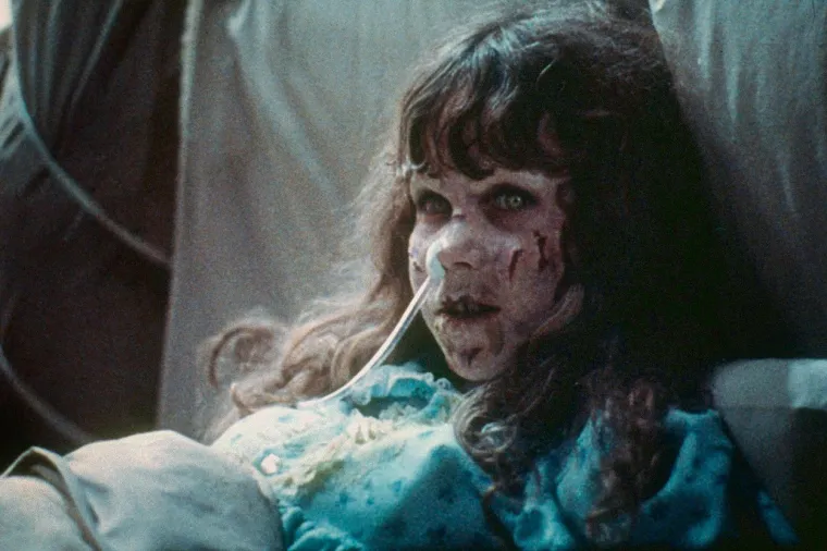1. Egzorcist (1973.): Na prvom mjestu je film Egzorcist iz 1973. godine koji je režirao William Friedkin prema istoimenoj noveli iz 1971. Govori o demonskoj opsjednutosti mlade djevojke i očajničkim pokušajima njene majke da je vrati u normalno stanje kroz egzorcizam koji, žrtvujući vlastite živote, provedu dvojica katoličkih svećenika.