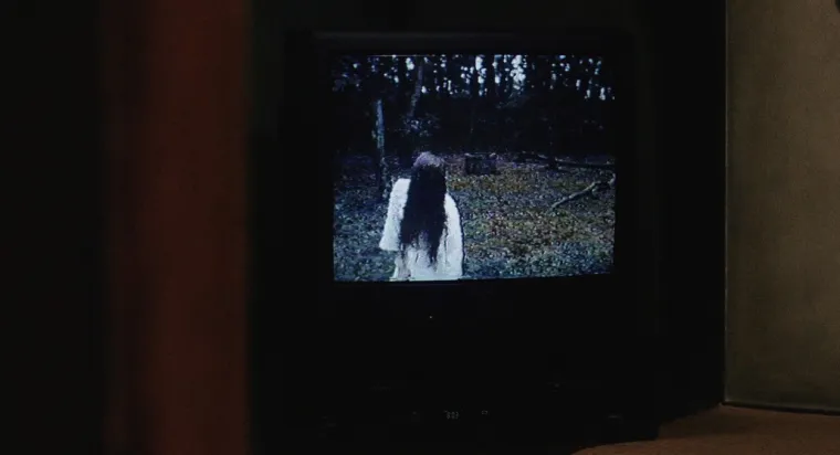 3. The Ring (1998.): Treći na listi je &apos;The Ring&apos;, japanski nadnaravni horor film iz 1998. redatelja Hidea Nakate, temeljen na romanu Kojija Suzukija iz 1991. godine. U filmu glume Nanako Matsushima, Miki Nakatani i Hiroyuki Sanada, a prati reportera koji žuri istražiti misterij iza uklete videovrpce. Tko god pogleda snimku, umre sedam dana nakon što to učini.