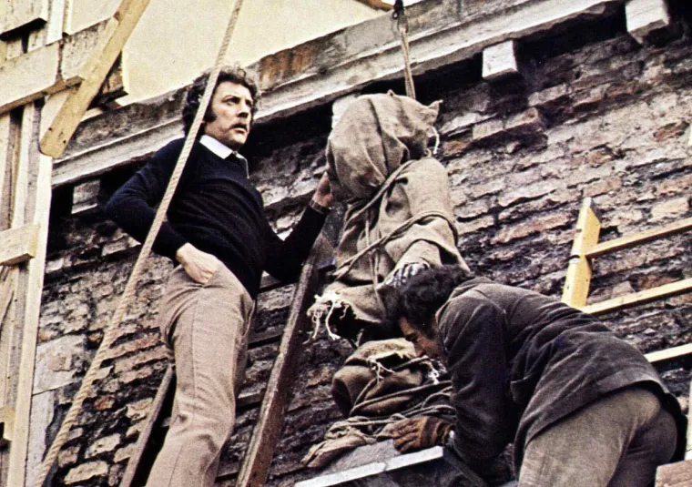 4. Ne okreći se (1973.): &apos;Don&apos;t Look Now&apos; film je u režiji Nicolasa Roega koji je adaptacija kratke priče Daphne du Maurier iz 1971. Glumci Julie Christie i Donald Sutherland tumače Lauru i Johna Baxtera, bračni par koji putuje u Veneciju nakon nedavne slučajne smrti svoje kćeri, nakon što John prihvati narudžbu za obnovu crkve. Ondje susreću dvije sestre, od kojih jedna tvrdi da je vidovita i obavještava ih da njihova kći pokušava stupiti u kontakt s njima i upozoriti ih na opasnost.