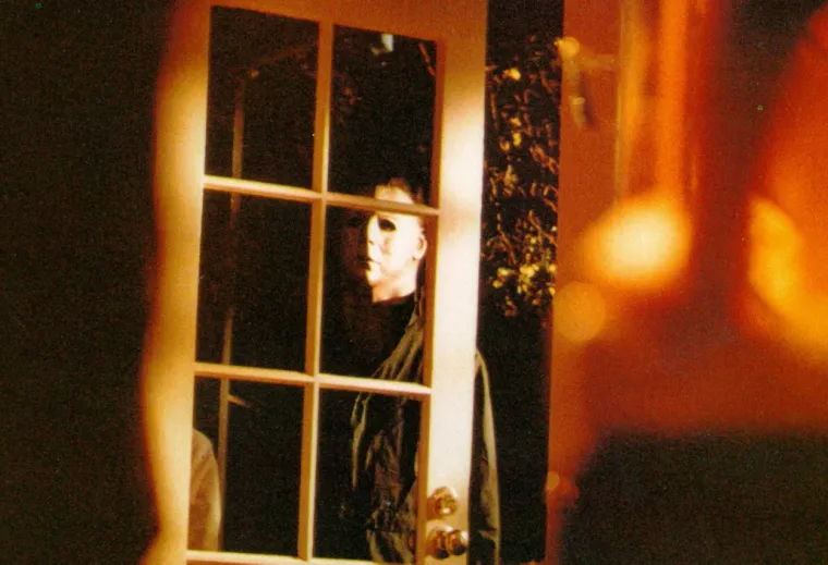 5. Noć vještica (1978.): Kultni film režirao je John Carpenter, a glavne uloge imaju Jamie Lee Curtis i Donald Pleasence. Radnja se odvija na Noć vještica u Illinoisu i vrti se oko psihičkog bolesnika Michaela Myersa, koji je poslan u sanatorij jer je ubio svoju sestru tinejdžericu koja je čuvala djecu. Kada je ubio sestru mesarskim nožem, Myers je imao samo šest godina. Nakon izlaska sa psihijatrije nastavlja ubijati po rodnom mjestu.