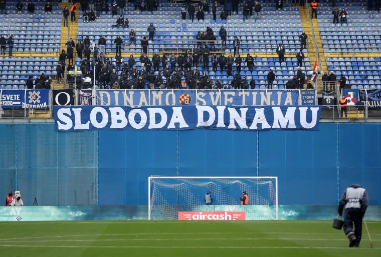 Navijači Dinama slave njegov odlazak, a on se smije u loži gotovo praznog Maksimira