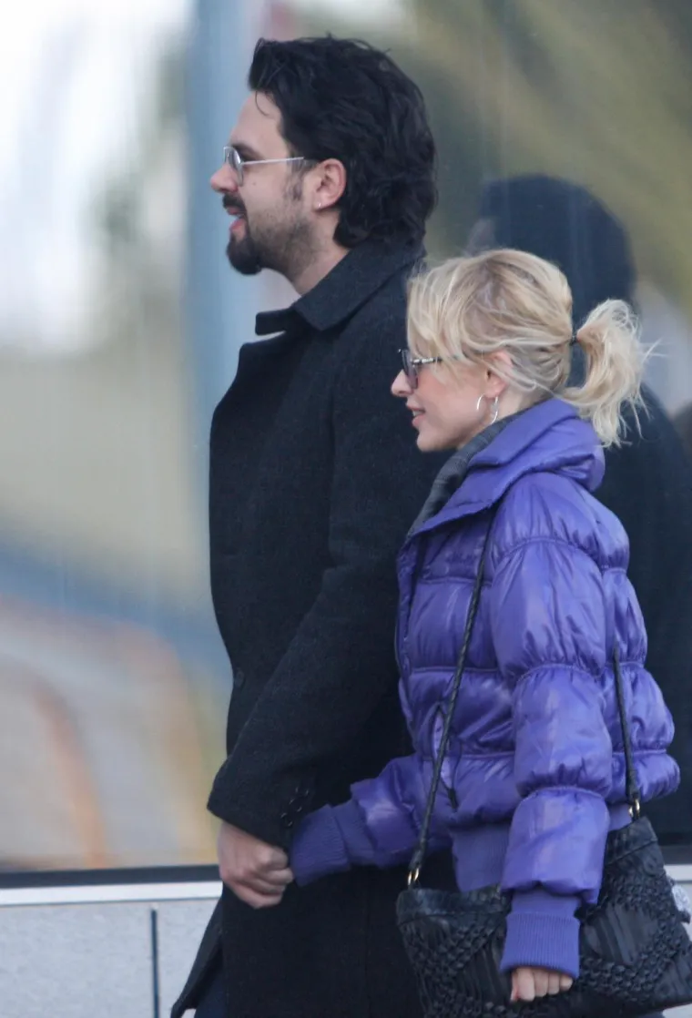 Grašo je pak uglavnom bio u Splitu, a dao je i renovirati stan u centru grada pod Marjanom u kojem su živjeli. Upućeni tvrde da je veza Danijele i Graše počela pucati već tada zbog udaljenosti. Navodno su se s vremenom doslovce udaljili jedno od drugog. U konačnici su potvrdili prekid svoje 24-godišnje veze na proljeće 2021. iako upućeni tvrde da je prekida bilo i ranije. No, bilo kako bilo, Danijela je novoj ljubavi, Josipu Plaviću, dala šansu i želimo joj puno sreće.