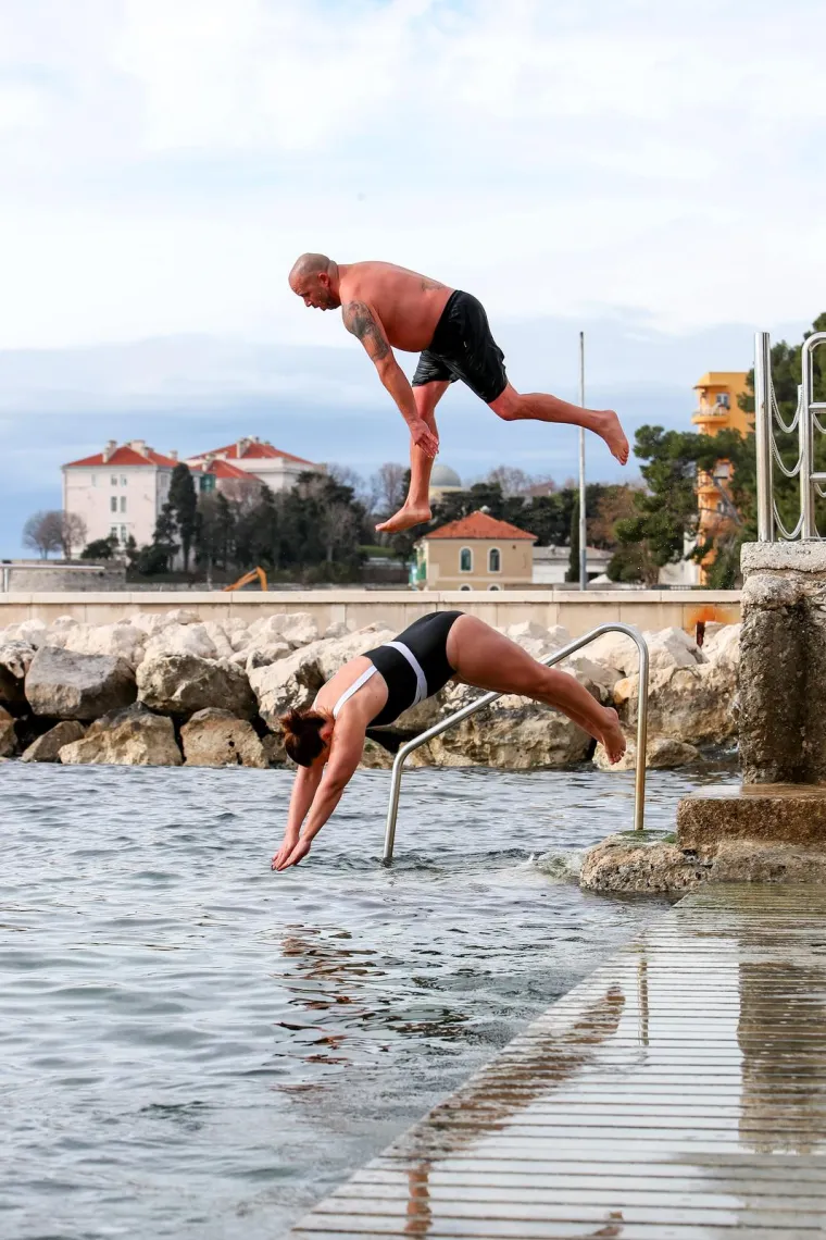 Ne mogu im ni&scaron;ta bura i hladnoća: Pogledajte kako je ovaj par uživao u zimskom kupanju