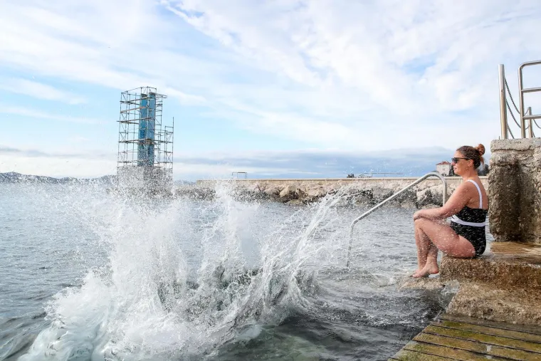 Ne mogu im ni&scaron;ta bura i hladnoća: Pogledajte kako je ovaj par uživao u zimskom kupanju
