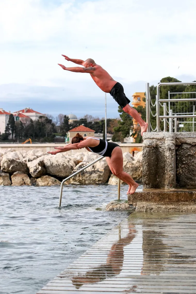 Ne mogu im ni&scaron;ta bura i hladnoća: Pogledajte kako je ovaj par uživao u zimskom kupanju