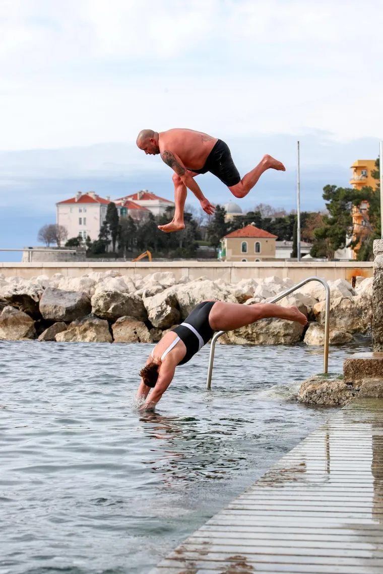 Ne mogu im ni&scaron;ta bura i hladnoća: Pogledajte kako je ovaj par uživao u zimskom kupanju