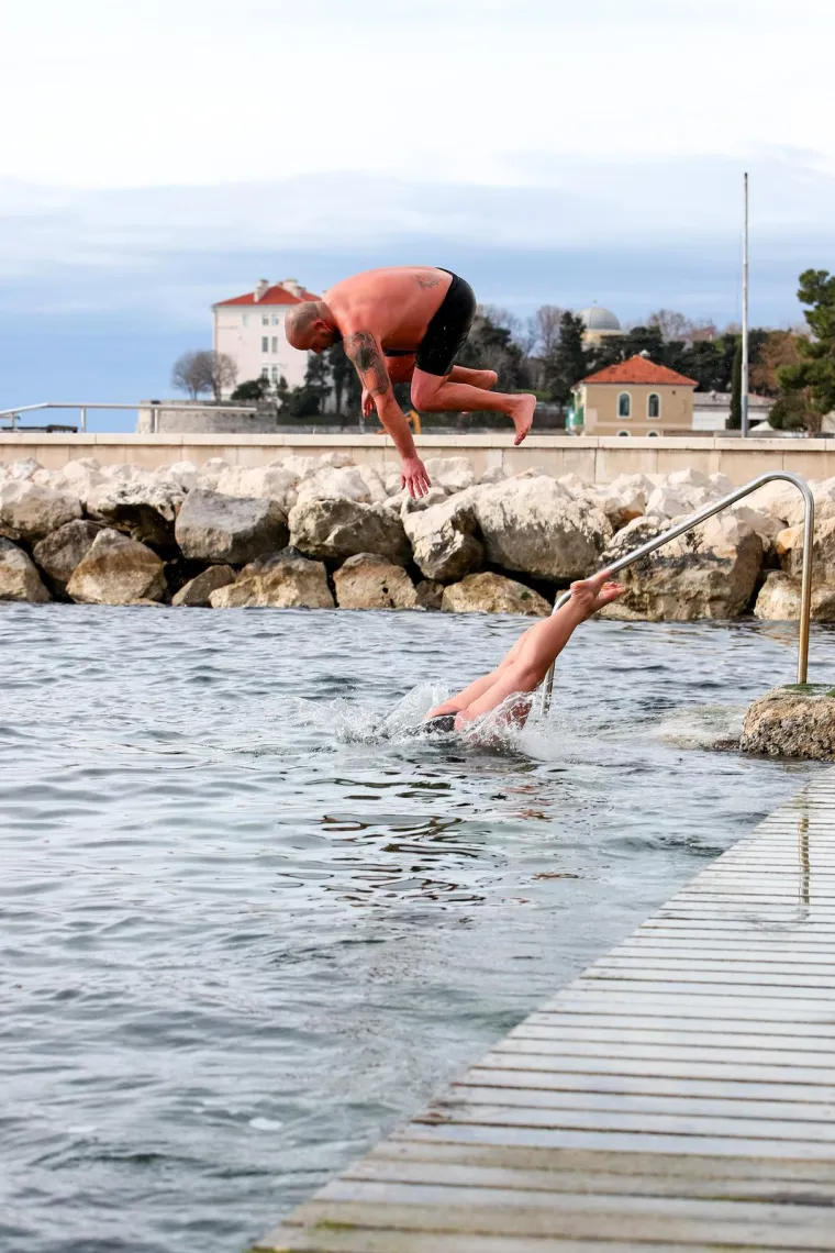 Ne mogu im ni&scaron;ta bura i hladnoća: Pogledajte kako je ovaj par uživao u zimskom kupanju