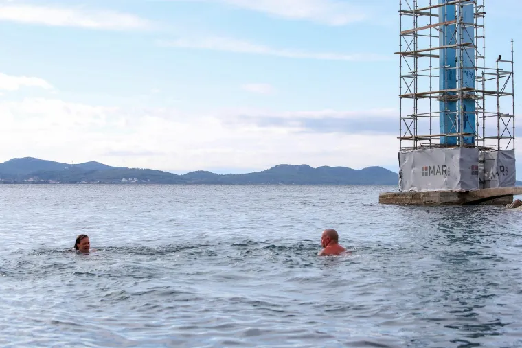 Ne mogu im ni&scaron;ta bura i hladnoća: Pogledajte kako je ovaj par uživao u zimskom kupanju
