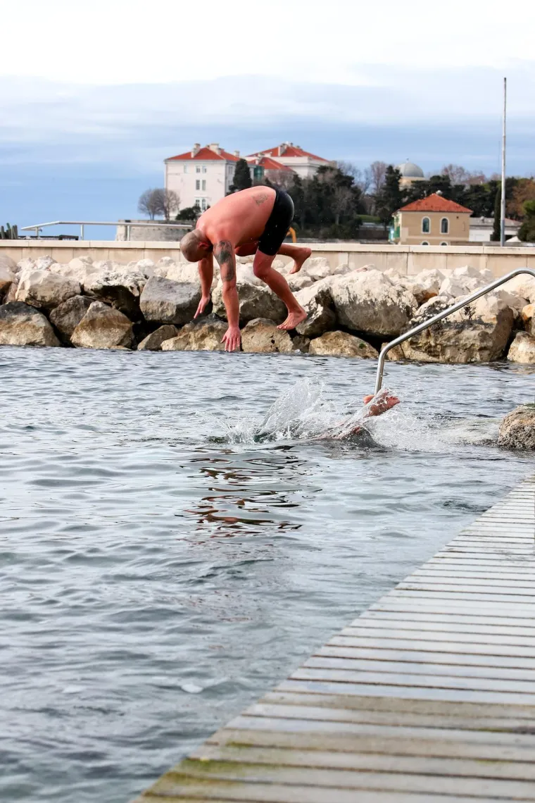 Ne mogu im ni&scaron;ta bura i hladnoća: Pogledajte kako je ovaj par uživao u zimskom kupanju