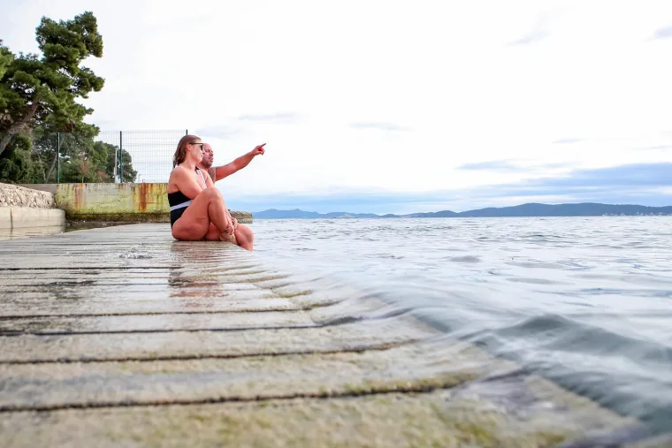 Ne mogu im ni&scaron;ta bura i hladnoća: Pogledajte kako je ovaj par uživao u zimskom kupanju