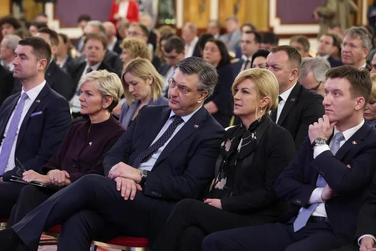 
"Nema drugih konotacija osim dana&scaron;nje konferencije. Nismo ni&scaron;ta &scaron;aputali na tu temu", rekao je premijer Plenković na pitanje, znači li dana&scaron;nje pojavljivanje biv&scaron;e predsjednice da su počeli dogovori o njenoj mogućoj kandidaturi na narednim predsjedničkim izborima.