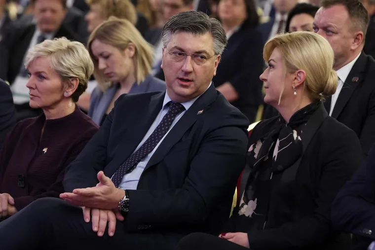 Novinari su po zavr&scaron;etku skupa poku&scaron;ali dočekati Grabar Kitarović i zatražiti izjavu o tome je li njezino pojavljivanje naznala početka utrke za Pantovčak, ali biv&scaron;a predsjednica odugovlačila je izlazak iz dvorane i na sve moguće načine poku&scaron;ala izbjeći pitanja novinara. U prolazu je Kolinda novinarima tek kratko dobacila: 'Netema.'