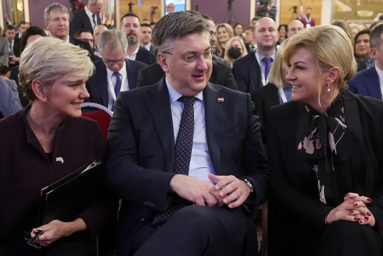 Kolindina 'vidljivost' mogla bi biti i priprema za utrku na čelnu poziciju u NATO savezu. Naime, glavnom tajniku NATO-a, Jensu Stoltenbergu na jesen istječe mandat, a među imenima njegovih potencijalnih nasljednika spominje se upravo i biv&scaron;a hrvatska predsjednica Grabar Kitarović koja je, podsjetimo, u razdoblju od 2011. do 2014. obna&scaron;ala dužnost pomoćnice glavnog tajnika NATO-a i tako postala najvi&scaron;e rangirana žena u NATO-u. 