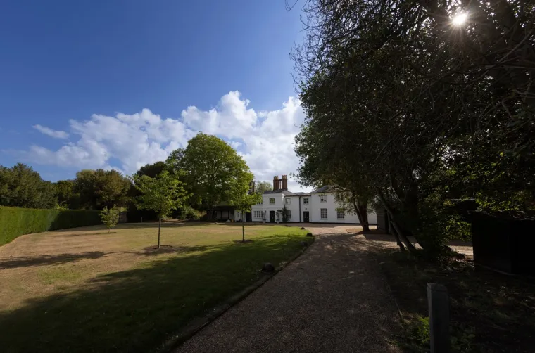 Ušuškana unutar imanja Frogmore uz Windsor Home Park od 650 hektara, Frogmore Cottage udaljen je oko pola milje od dvorca Windsor. Najveći dvorac na svijetu bio je glavna rezidencija kraljice Elizabete tijekom posljednjih godina njezina života.