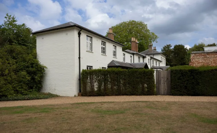 
Windsor je postao posebno mjesto za supružnike Sussex, koji su se vjenčali u kapelici Svetog Jurja u dvorcu Windsor u svibnju 2018. i bili domaćini večernjeg vjenčanja u Frogmore Houseu. Također su snimili svoje zaručničke fotografije na tlu Frogmore House godinu dana prije.
