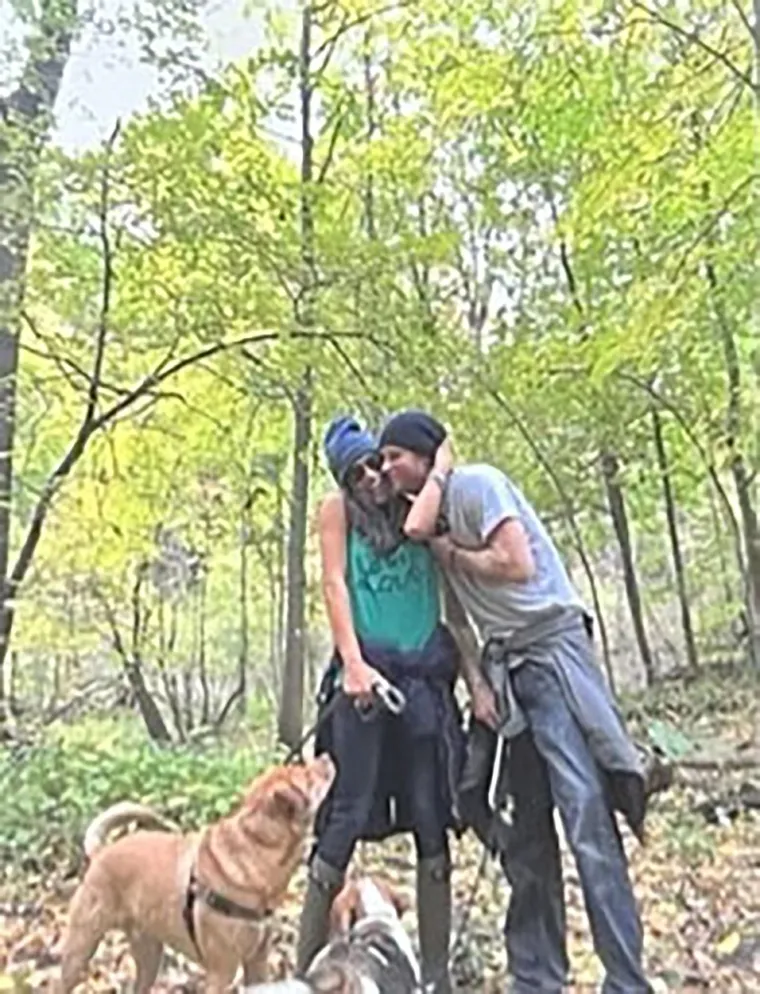 "Prolazili smo kroz toliko kutija, doslovno sve gledajući, govoreći: 'O moj Bože, ova deka mi je nedostajala, taj &scaron;e&scaron;ir je bio tako smije&scaron;an'", ponovila je Meghan. "Samo sam sve shvatila i to nam je dalo priliku da se osvrnemo na cijelu na&scaron;u ljubavnu priču."