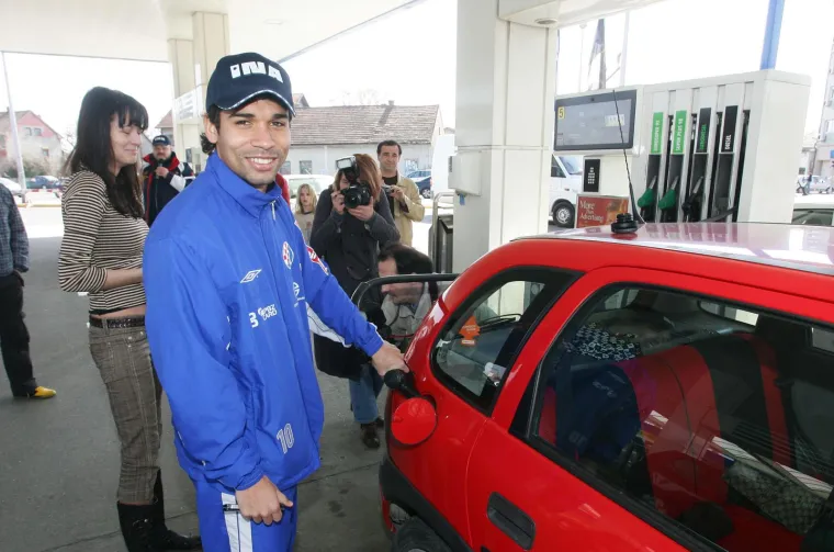 Sjeća li se Modrić vremena kada je uzeo pumpu u ruke, točio gorivo ljudima i stvorio ogromnu gužvu na benzinskog postaji?