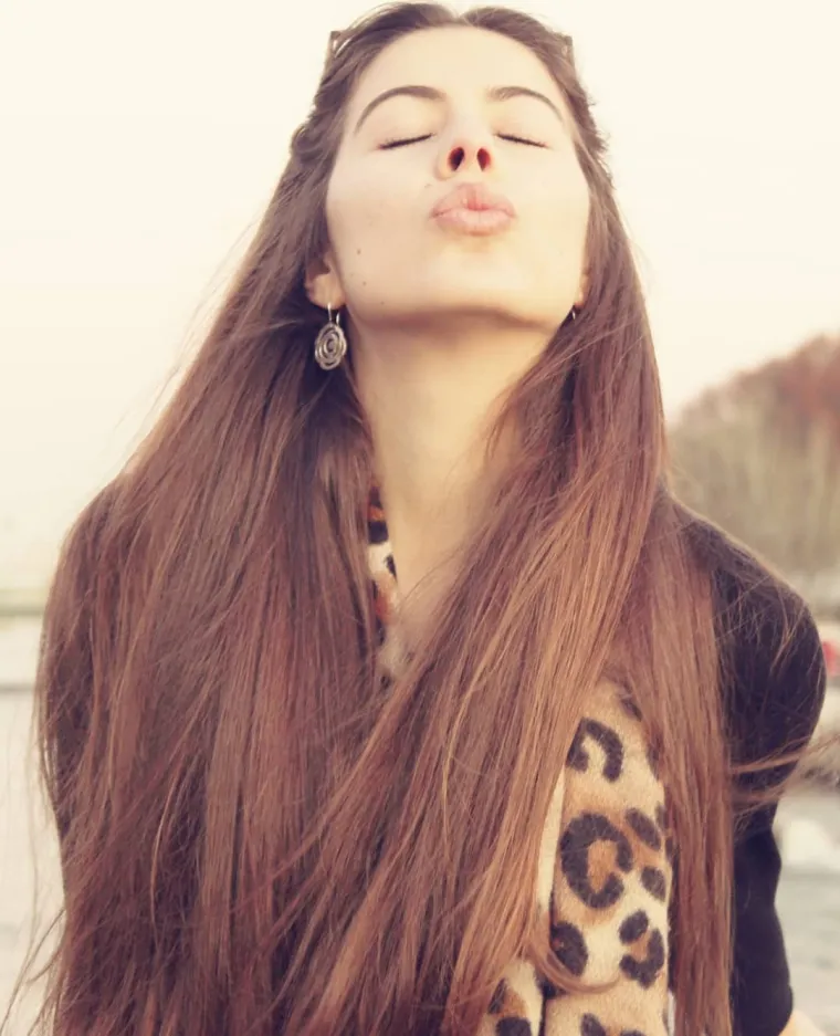 Sara je popularna profesorica koja posebno hvali svog slavnog učenika: Zbog atraktivnog izgleda ima jedan veliki problem