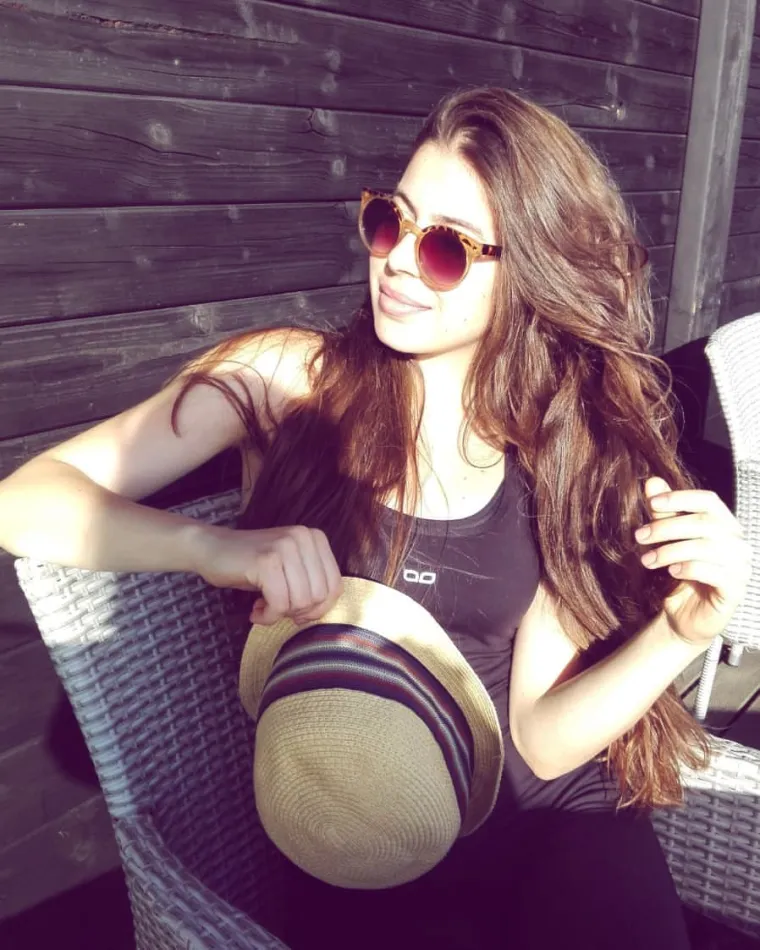 Sara je popularna profesorica koja posebno hvali svog slavnog učenika: Zbog atraktivnog izgleda ima jedan veliki problem